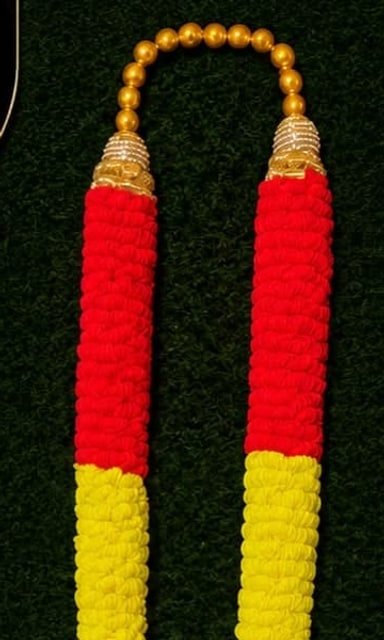 Red and yellow notes garland